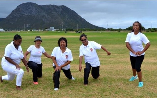 Die damespersoneel warm op vir hul 60m wedloop.